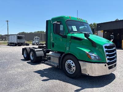 Freightliner Cascadia 116 Day Cab Truck - 450HP, 12 Speed Automatic