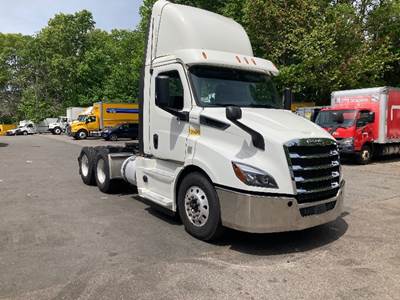 Freightliner Cascadia 116 Day Cab Truck - 450HP, 10 Speed Manual