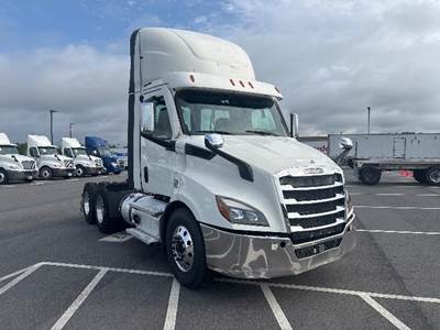Freightliner Cascadia 116 Day Cab Truck - 470HP, 12 Speed Automatic