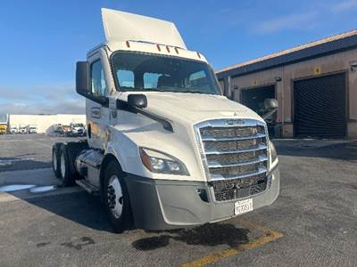 Freightliner Cascadia 116 Day Cab Truck - 435HP, 12 Speed Automatic
