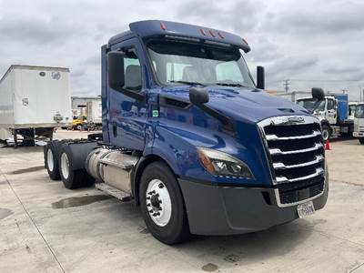 Freightliner Cascadia 116 Day Cab Truck - 450HP, 12 Speed Automatic