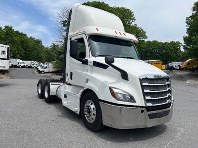 Freightliner Cascadia 116 Day Cab Truck - 450HP, 10 Speed Manual