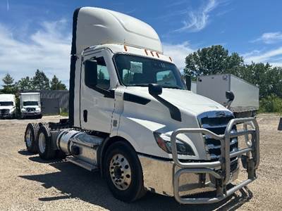 Freightliner Cascadia 116 Day Cab Truck - 450HP, 12 Speed Automatic