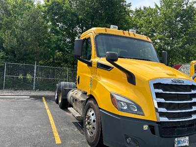 Freightliner Cascadia 116 Day Cab Truck - 450HP, 12 Speed Automatic