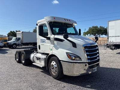 Freightliner Cascadia 116 Day Cab Truck - 435HP, 12 Speed Automatic