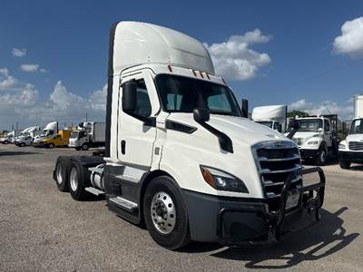 Freightliner Cascadia 116 Day Cab Truck - 450HP, 12 Speed Automatic