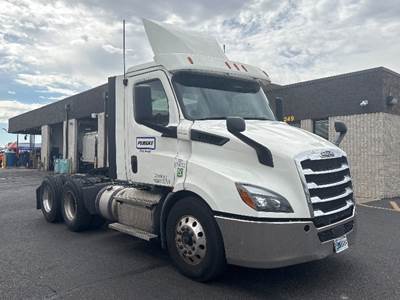 Freightliner Cascadia 116 Day Cab Truck - 435HP, 12 Speed Automatic