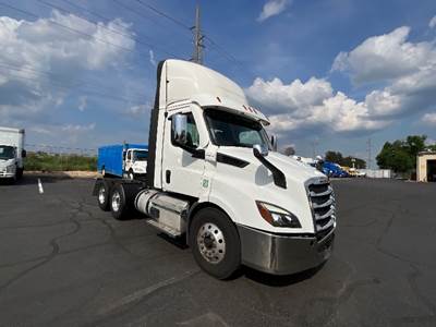 Freightliner Cascadia 116 Day Cab Truck - 470HP, 12 Speed Automatic