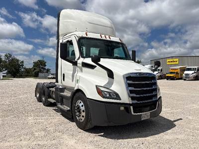 Freightliner Cascadia 116 Day Cab Truck - 450HP, 12 Speed Automatic