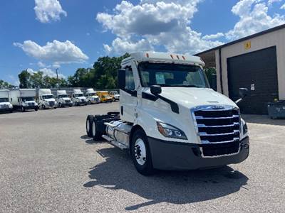 Freightliner Cascadia 116 Day Cab Truck - 470HP, 10 Speed Manual
