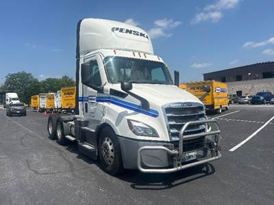 Freightliner Cascadia 116 Day Cab Truck - 450HP, 12 Speed Automatic