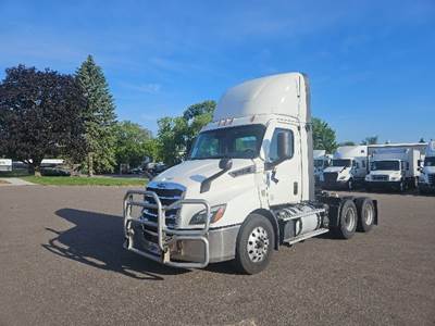 Freightliner Cascadia 116 Day Cab Truck - 450HP, 12 Speed Automatic