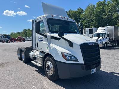 Freightliner Cascadia 116 Day Cab Truck - 435HP, 10 Speed Manual