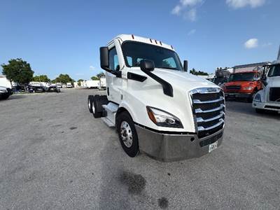 Freightliner Cascadia 116 Day Cab Truck - 435HP, 12 Speed Automatic