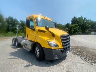 Freightliner Cascadia 116 Day Cab Truck - 450HP, 12 Speed Automatic