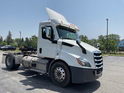 Freightliner Cascadia 116 Single Axle Day Cab Truck - 450HP, 12 Speed Automatic