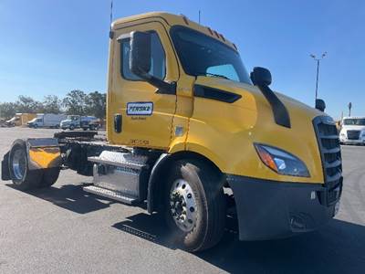 Freightliner Cascadia 116 Single Axle Day Cab Truck - 450HP, 12 Speed Automatic