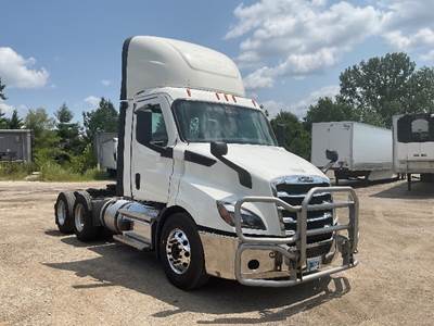 Freightliner Cascadia 116 Day Cab Truck - 450HP, 12 Speed Automatic