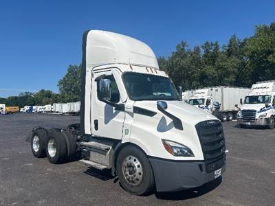Freightliner Cascadia 116 Day Cab Truck - 410HP, 12 Speed Automatic