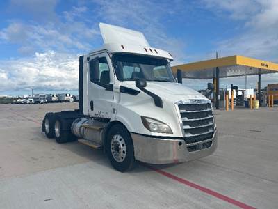 Freightliner Cascadia 116 Day Cab Truck - 450HP, 12 Speed Automatic
