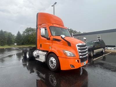 Freightliner Cascadia 116 Day Cab Truck - 450HP, 12 Speed Automatic