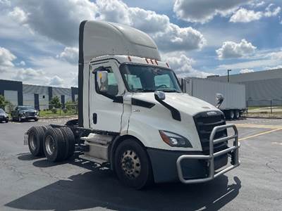 Freightliner Cascadia 116 Day Cab Truck - 410HP, 12 Speed Automatic
