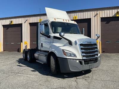 Freightliner Cascadia 116 Day Cab Truck - 450HP, 12 Speed Automatic