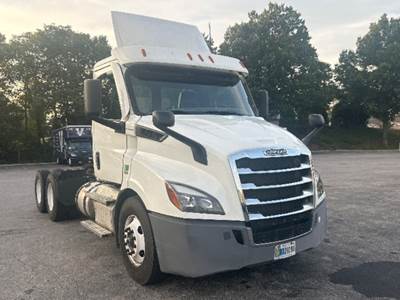 Freightliner Cascadia 116 Day Cab Truck - 450HP, 12 Speed Automatic