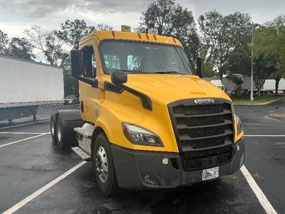 Freightliner Cascadia 116 Day Cab Truck - 450HP, 12 Speed Automatic