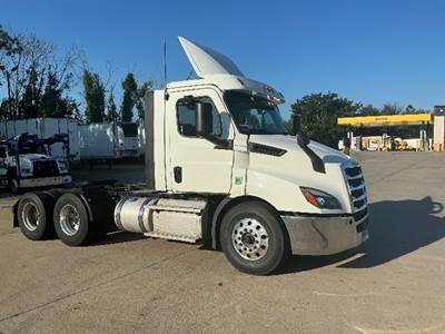 Freightliner Cascadia 116 Day Cab Truck - 450HP, 12 Speed Automatic