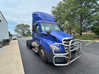 Freightliner Cascadia 116 Day Cab Truck - 450HP, 12 Speed Automatic
