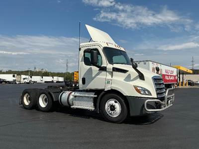 Freightliner Cascadia 116 Day Cab Truck - 410HP, 12 Speed Automatic