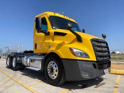 Freightliner Cascadia 116 Day Cab Truck - 450HP, 12 Speed Automatic