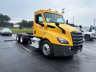 Freightliner Cascadia 116 Day Cab Truck - 450HP, 12 Speed Automatic
