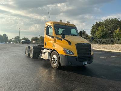 Freightliner Cascadia 116 Day Cab Truck - 450HP, 12 Speed Automatic