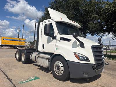 Freightliner Cascadia 116 Day Cab Truck - 450HP, 12 Speed Automatic