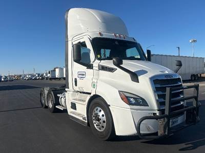 Freightliner Cascadia 116 Day Cab Truck - 450HP, 12 Speed Automatic