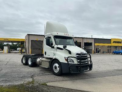 Freightliner Cascadia 116 Day Cab Truck - 470HP, 10 Speed Manual