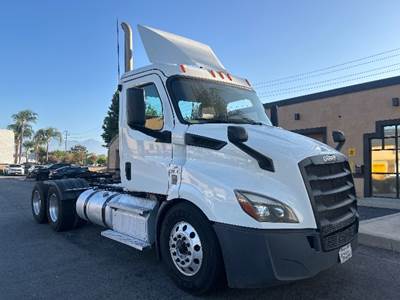 Freightliner Cascadia 116 Day Cab Truck - 435HP, 13 Speed Manual