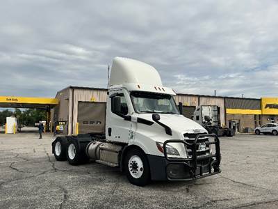 Freightliner Cascadia 116 Day Cab Truck - 470HP, 10 Speed Manual