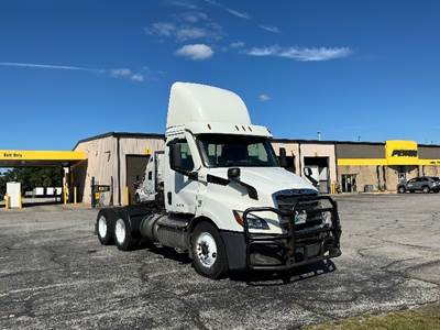 Freightliner Cascadia 116 Day Cab Truck - 470HP, 10 Speed Manual