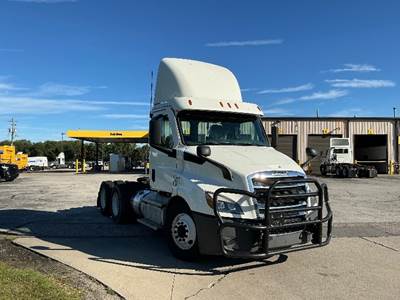 Freightliner Cascadia 116 Day Cab Truck - 470HP, 10 Speed Manual