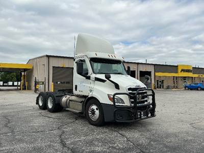 Freightliner Cascadia 116 Day Cab Truck - 470HP, 10 Speed Manual