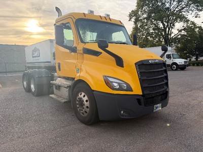 Freightliner Cascadia 116 Day Cab Truck - 450HP, 12 Speed Automatic