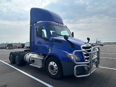 Freightliner Cascadia 116 Day Cab Truck - 450HP, 12 Speed Automatic