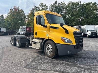 Freightliner Cascadia 116 Day Cab Truck - 450HP, 12 Speed Automatic
