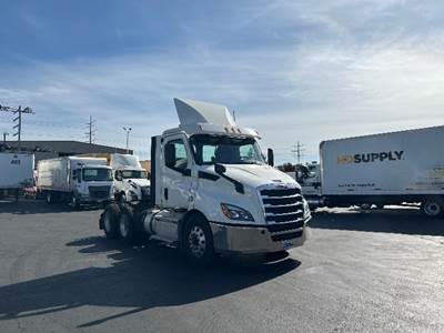 Freightliner Cascadia 116 Day Cab Truck - 435HP, 12 Speed Automatic