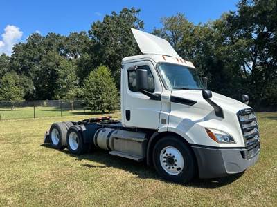 Freightliner Cascadia 116 Day Cab Truck - 450HP, 12 Speed Automatic