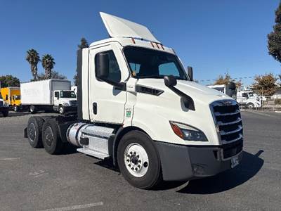 Freightliner Cascadia 116 Day Cab Truck - 435HP, 12 Speed Automatic
