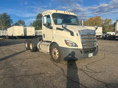 Freightliner Cascadia 116 Day Cab Truck - 450HP, 12 Speed Automatic